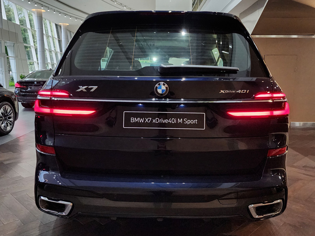 BMW X7 2023 ở Việt Nam là bản nâng cấp giữa vòng đời. So với bản cũ, X7 có mặt trước với cụm đèn chiếu sáng Adaptive LED đặt thấp, tách biệt với dải LED ban ngày cùng thiết kế bộ cản góc cạnh hơn. Hai bản M Sport và Pure Excellence khác nhau ở bộ cản cùng mâm kích thước 21 inch và 22 inch - Ảnh: Đại lý BMW/Facebook