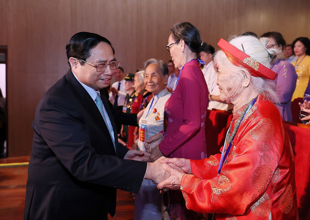 Thủ tướng Phạm Minh Chính thăm hỏi các Mẹ Việt Nam anh hùng tham dự Hội nghị biểu dương người có công với cách mạng tiêu biểu toàn quốc năm 2023.