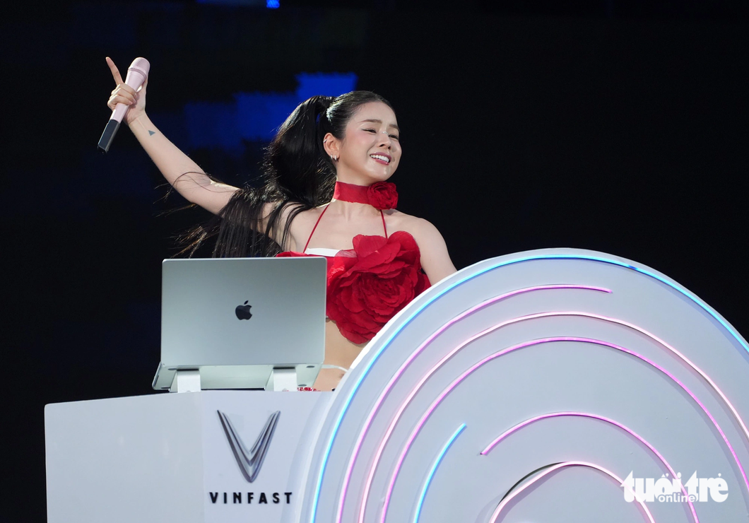Mở đầu buổi diễn, DJ Mie trình diễn cùng vũ đoàn 20 người, khuấy động không khí đại nhạc hội. Cô và dàn vũ công mặc trang phục màu đỏ chủ đạo - Ảnh: HỮU HẠNH