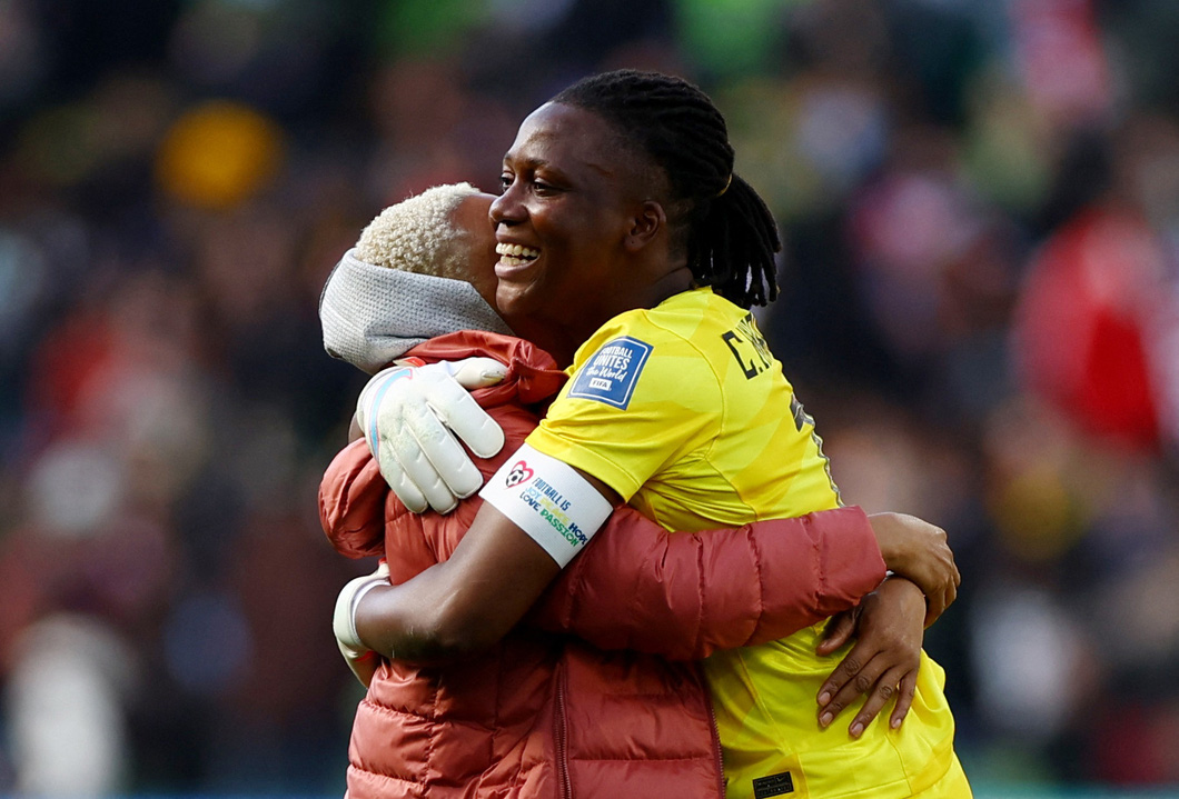 Niềm vui của người hùng Chiamaka Nnadozie sau khi giúp tuyển nữ Nigeria cầm chân Canada - Ảnh: REUTERS