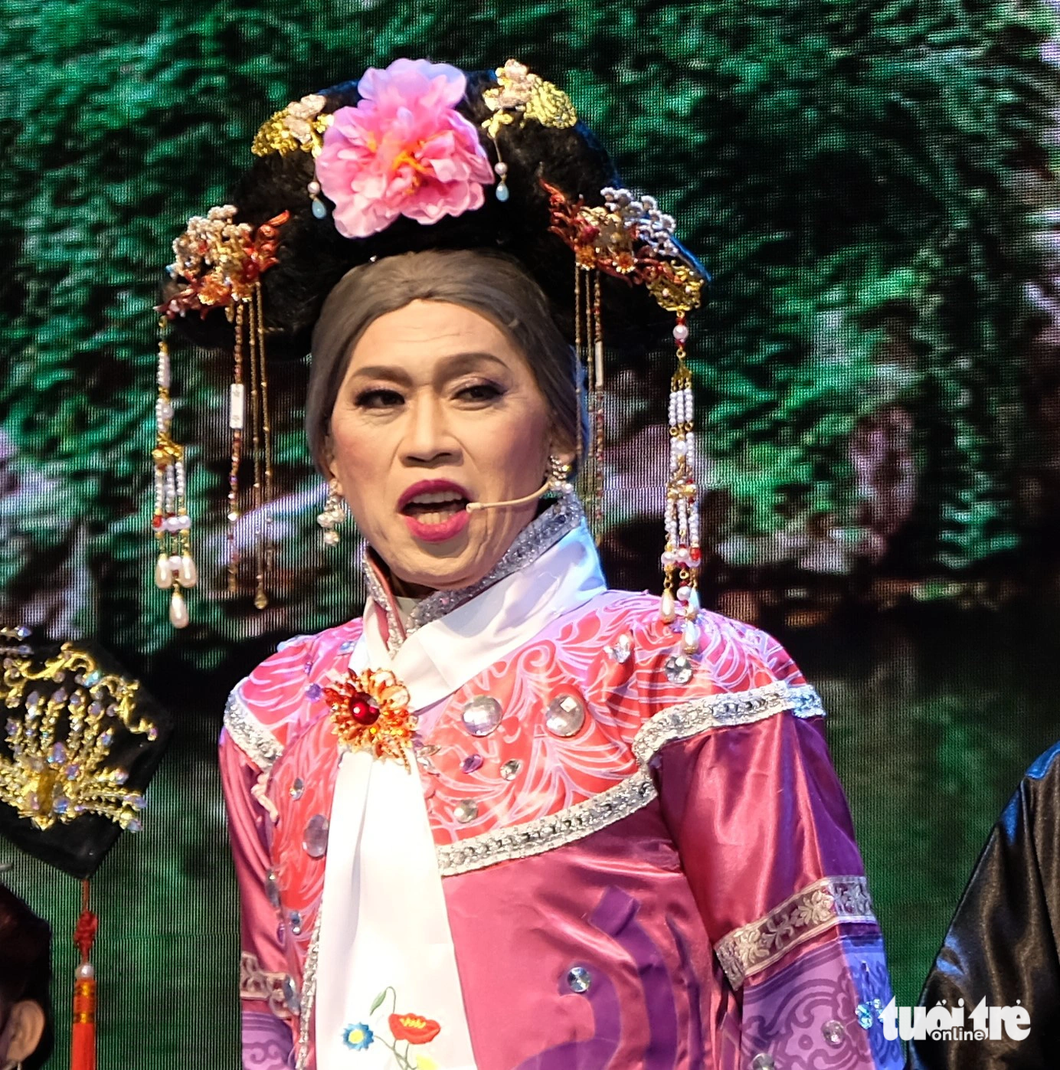 Nghệ sĩ Hoài Linh vai Dung Mama trong vở Hoàn Châu công chúa - Ảnh: LINH ĐOAN