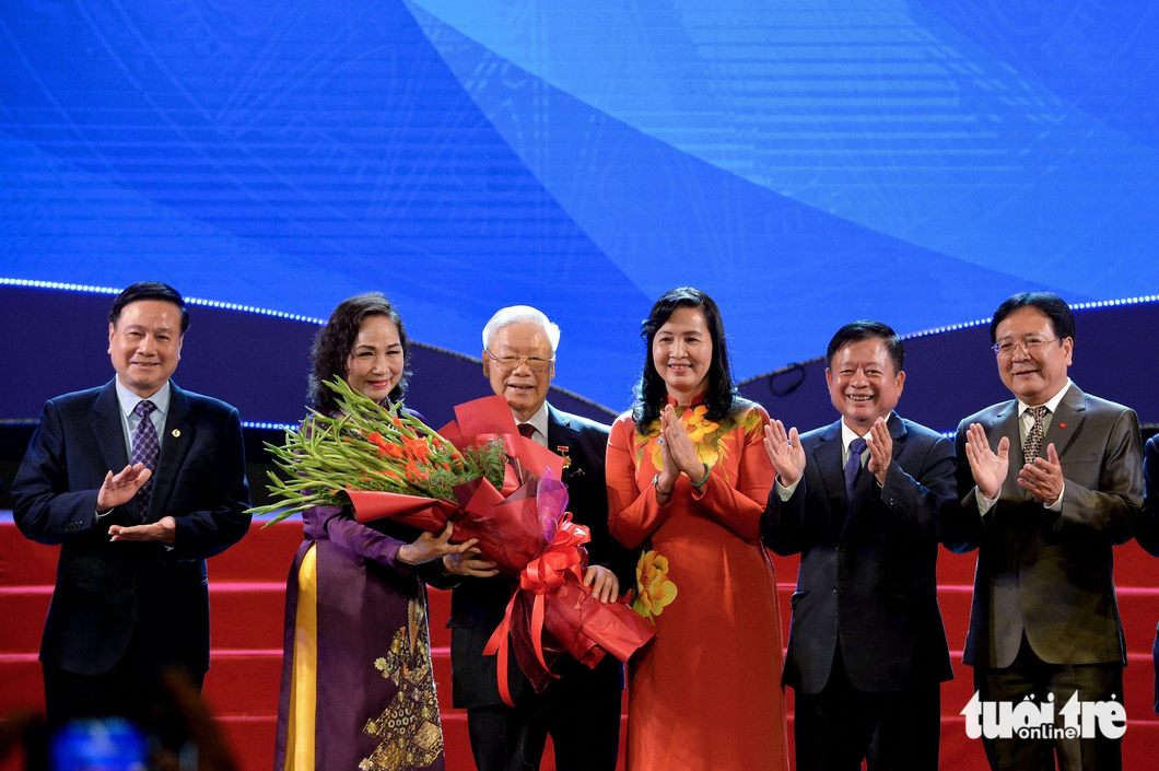 Tổng bí thư Nguyễn Phú Trọng nhận kỷ niệm chương của Liên hiệp các hội văn học nghệ thuật Việt Nam - Ảnh: DANH KHANG