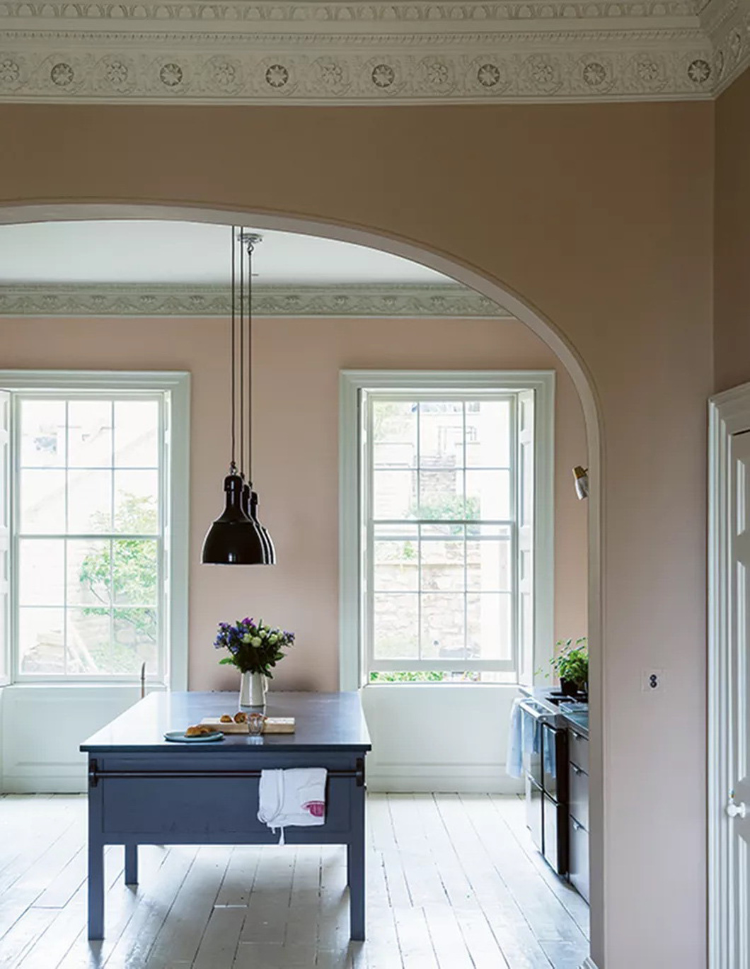 Màu hồng đất nhạt mang lại sự ấm áp nhẹ nhàng cho căn phòng - Ảnh: FARROW & BALL/BHG