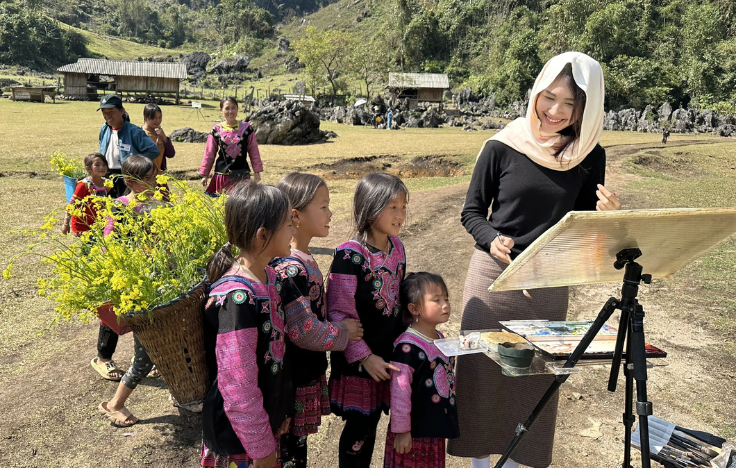 Trẻ em vùng cao thích thú ngắm Phan Anh Thư vẽ tranh - Ảnh: NVCC