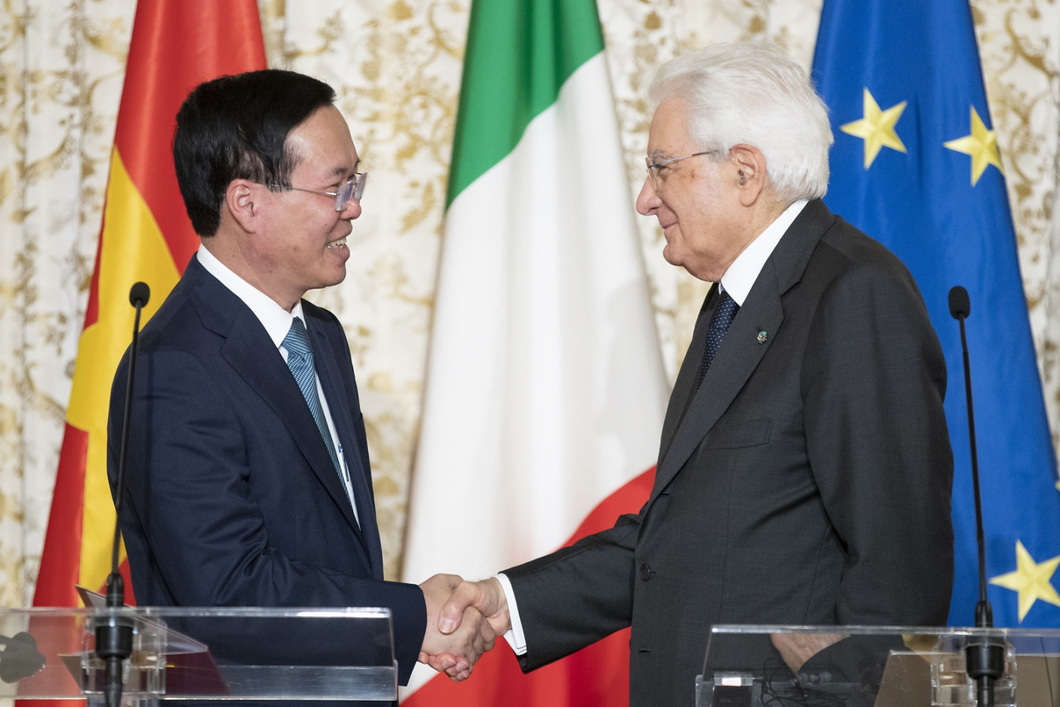 Chủ tịch nước Võ Văn Thưởng và Tổng thống Ý Sergio Mattarella bắt tay nhau tại cuộc gặp gỡ báo chí ngày 26-7 - Ảnh: Phủ Tổng thống Ý