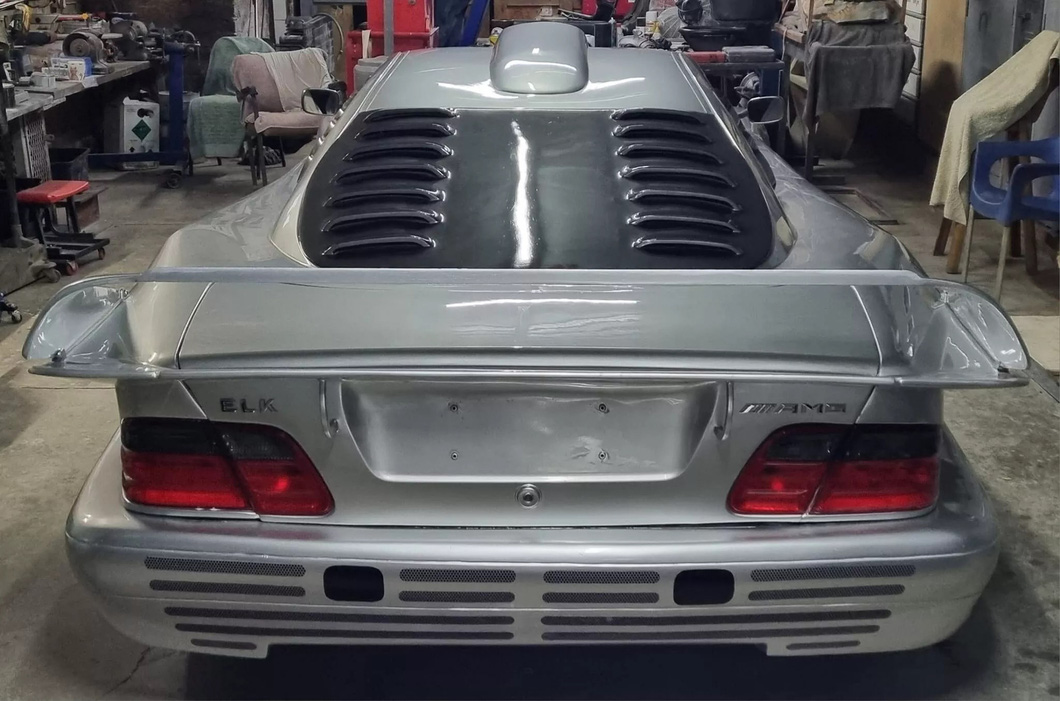 Điểm nổi bật khác của chiếc Mercedes-Benz CLK GTR StraBenversion là cánh gió sau kiểu xe đua, cửa sổ và kính sau có khe thoát gió, nóc cũng có thêm lỗ thông hơi - Ảnh: Carscoops