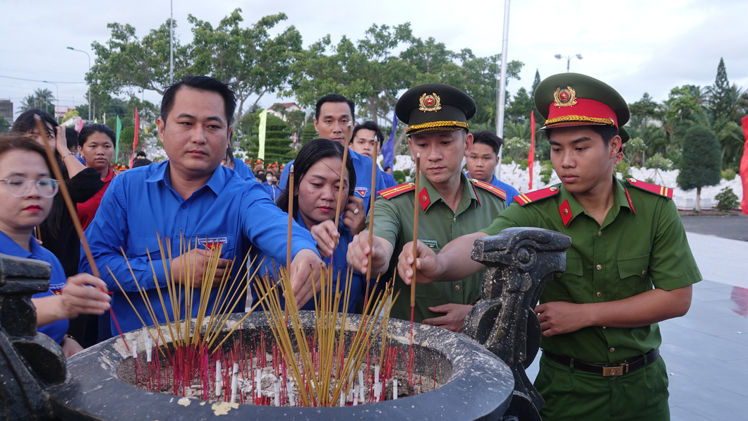 Bí thư Tỉnh Đoàn Kiên Giang Phan Đình Nhân (thứ hai từ trái qua) cùng các đoàn viên thanh niên tỉnh Kiên Giang dâng hương tưởng nhớ anh hùng liệt sĩ - Ảnh: CHÍ CÔNG