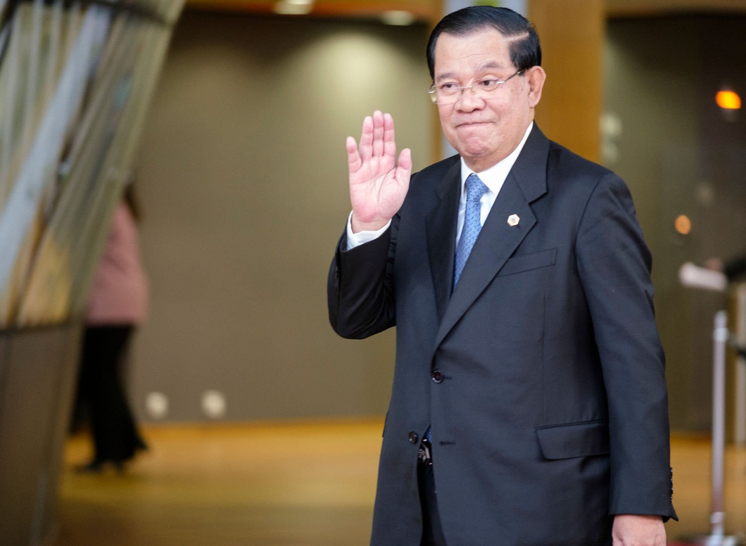 Thủ tướng Campuchia Hun Sen vẫy tay chào khi đến dự Hội nghị cấp cao đặc biệt kỷ niệm 45 năm quan hệ ASEAN - EU tháng 12-2022 - Ảnh: AFP