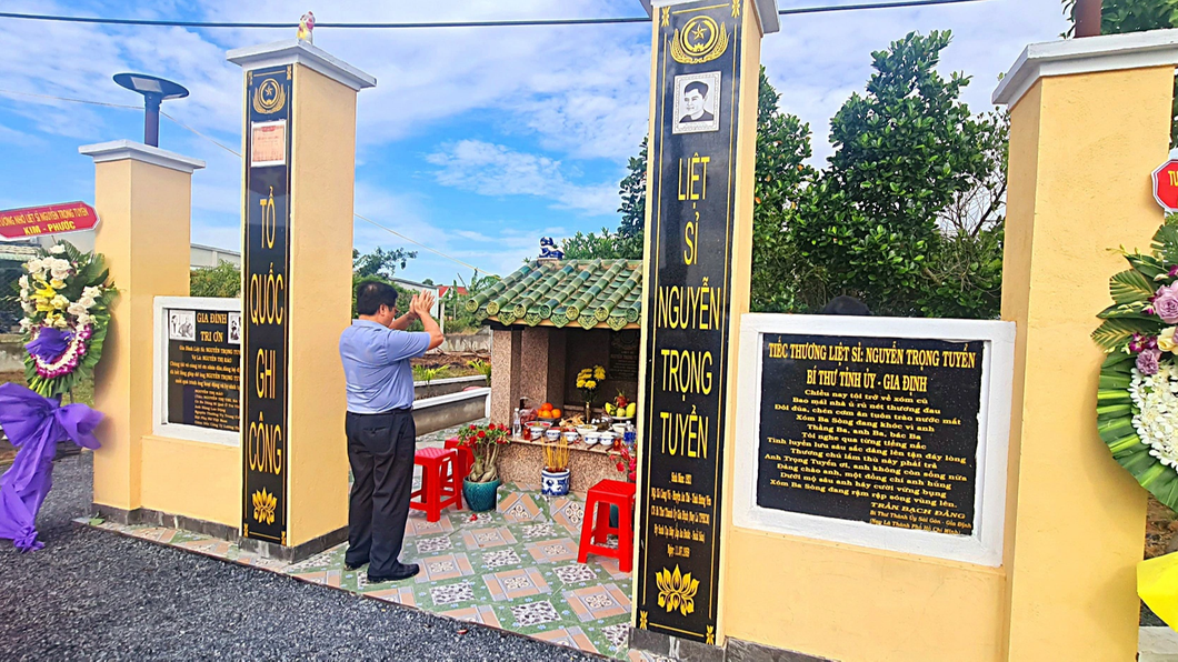 Với lòng tưởng nhớ, ông Nguyễn Văn Quang đa tu sửa miếu thờ liệt sĩ Nguyễn Trọng Tuyển và trồng thêm cây xanh cho đồng bào đến hương khói có nơi hóng mát - Ảnh: QUỐC MINH