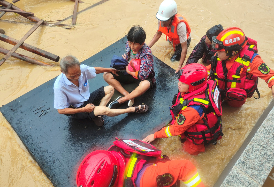 Lực lượng cứu hỏa giải cứu cư dân thành phố Tuyền Châu, tỉnh Phúc Kiến, Trung Quốc khỏi vùng ngập nước - Ảnh: REUTERS