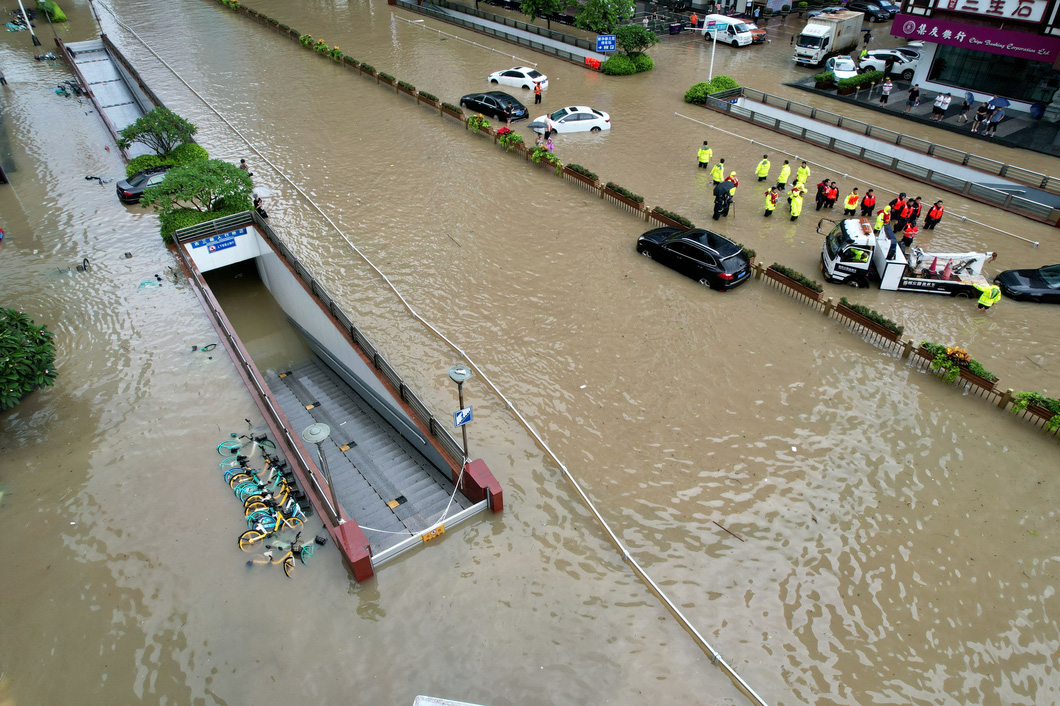 Ngập lụt tại thành phố Phúc Châu, Phúc Kiến sau bão - Ảnh: REUTERS