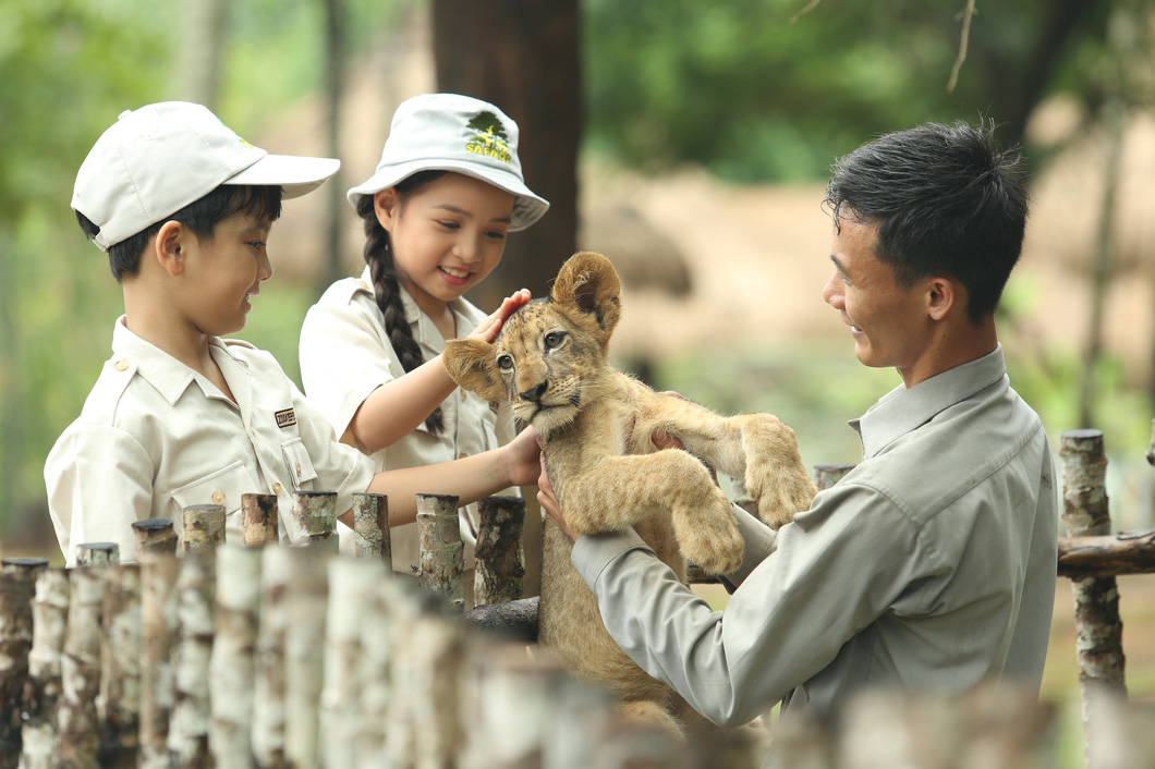 Khách du lịch đến tham quan, vui chơi ở Safari Phú Quốc - Ảnh: Hội Đầu tư phát triển du lịch Phú Quốc cung cấp