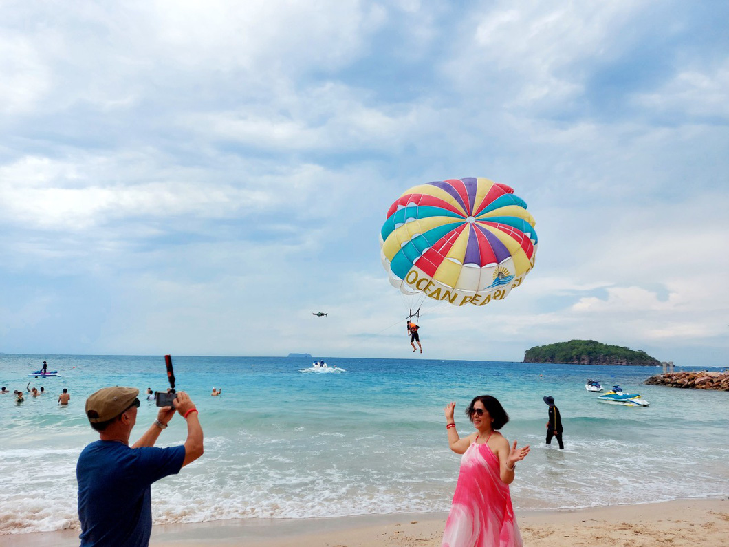 Đến Phú Quốc, du khách thỏa sức chơi các trò chơi thể thao trên biển - Ảnh: CHÍ CÔNG