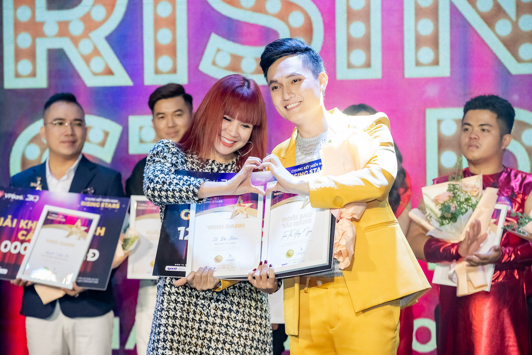 Nhạc sĩ Lưu Thiên Hương trao giải cho các thí sinh của đêm chung kết. Bên cạnh các thí sinh, đội cổ vũ, chính BGK cũng có những khoảnh khắc vui vẻ đáng nhớ và ấn tượng tại VPBank Rising Stars