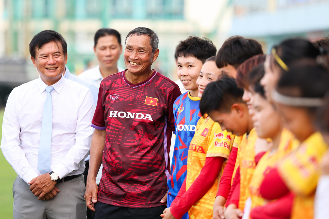 HLV Mai Đức Chung cùng các cầu thủ niềm nở khi đón tiếp Thủ tướng Phạm Minh Chính - Ảnh: NGUYỄN KHÁNH
