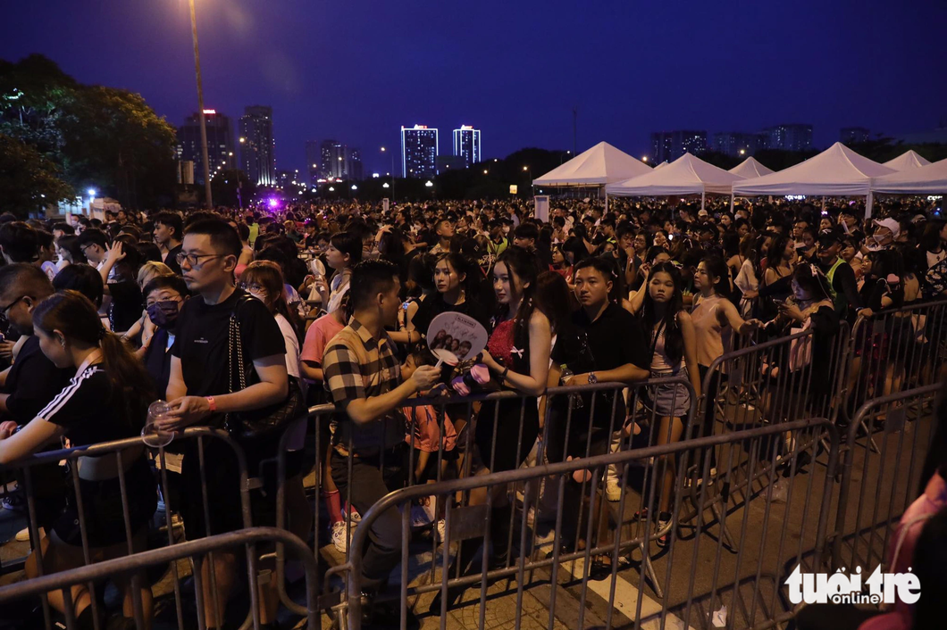 Gần sát giờ diễn, vẫn còn rất đông người hâm mộ đứng xếp hàng chờ vào cổng - Ảnh: DANH KHANG