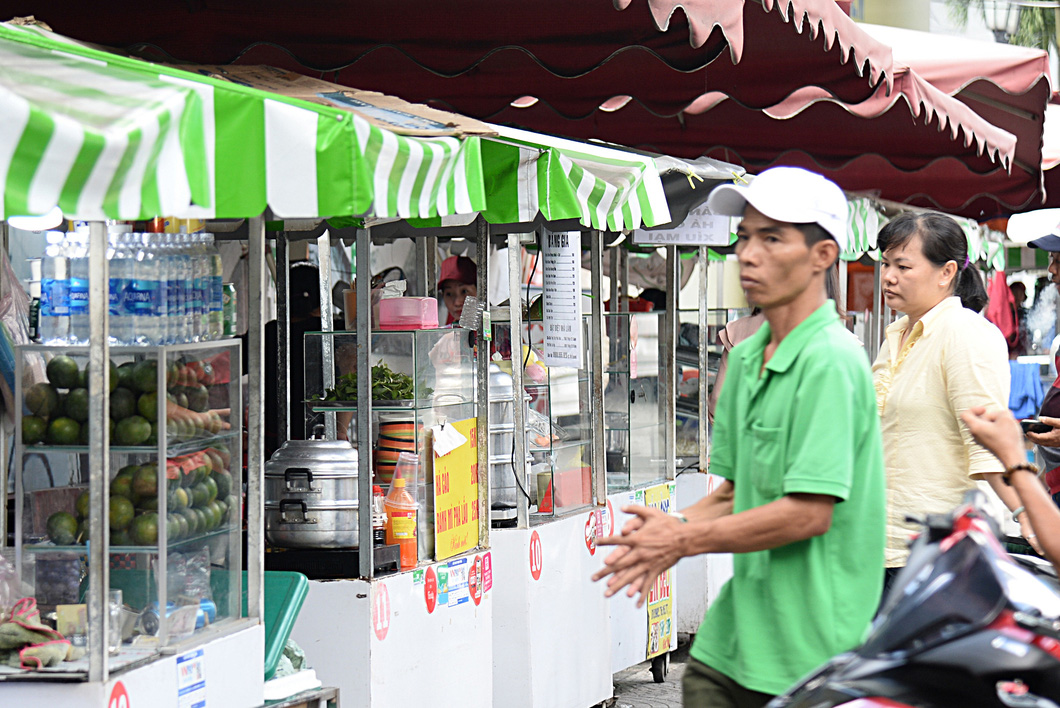 Vỉa hè trên đường Nguyễn Văn Chiêm (quận 1, TP.HCM) cho thuê kinh doanh mua bán được người dân ủng hộ - Ảnh: MINH ANH