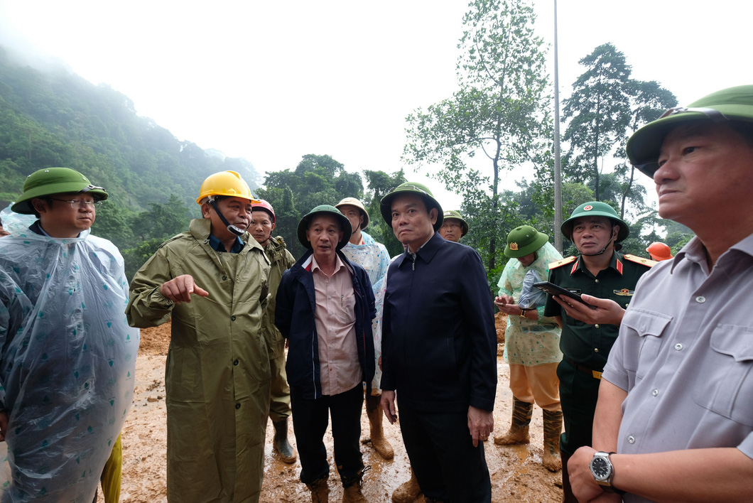 Phó thủ tướng Trần Lưu Quang trực tiếp có mặt tại hiện trường điểm sạt lở đèo Bảo Lộc - Ảnh: MAI VINH