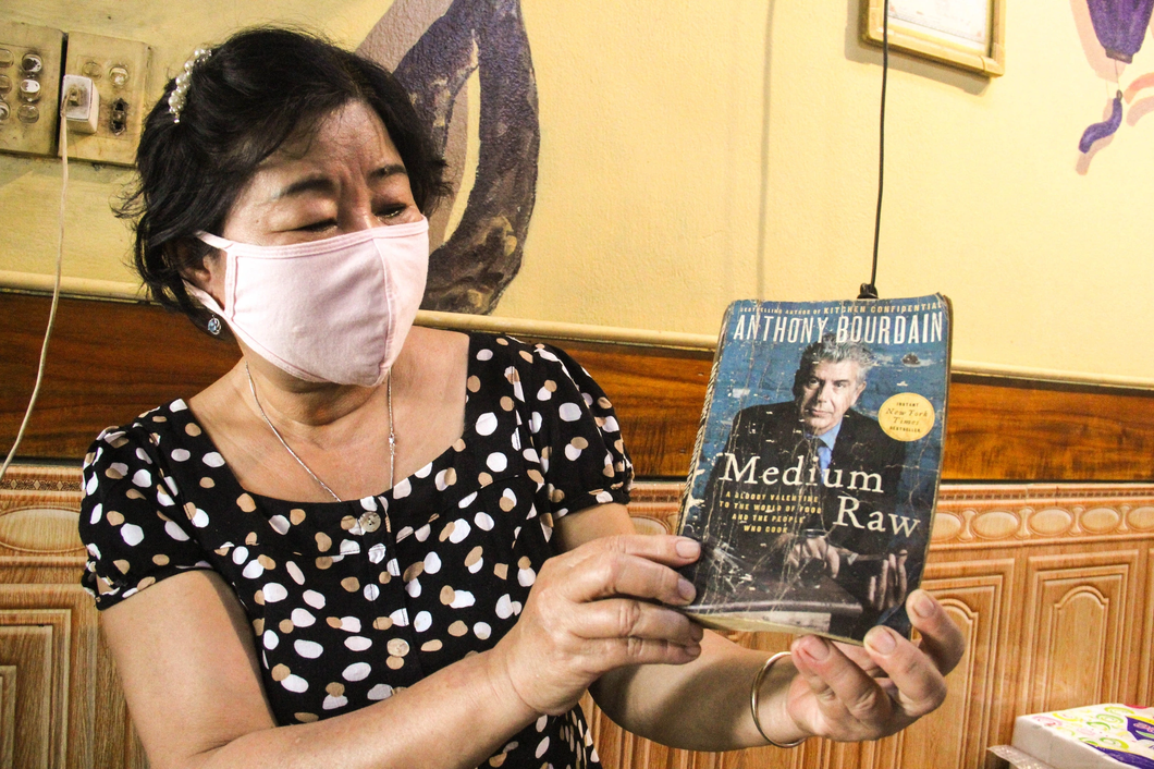Bà Trương Thị Phượng với cuốn sách mà Anthony Bourdain tặng trước khi mất - Ảnh: TRƯỜNG TRUNG