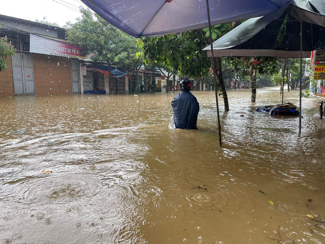 Lào Cai ngập ngang bụng sau mưa lớn, người dân dùng phao để đi lại - Ảnh 6. Có đoạn ngập sâu gần 1m khiến giao thông tê liệt - Ảnh: TIẾN NGỌC