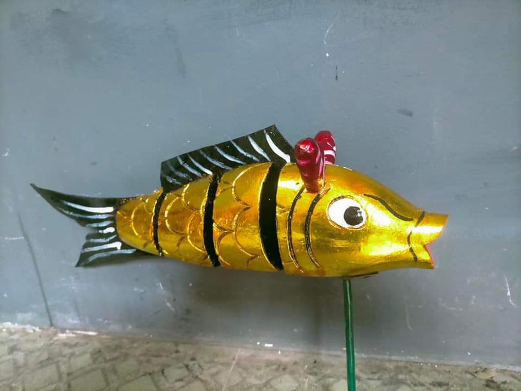 Tạo hình cá chép chuẩn bị cho vở múa rối nước Cá chép hóa rồng - Ảnh: nhà hát Phương Nam