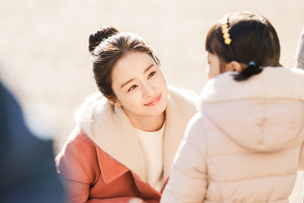 Kim Tae Hee lấy nước mắt người xem trong vai diễn người phụ nữ còn vấn vương gia đình dù đã qua đời - Ảnh: Soompi
