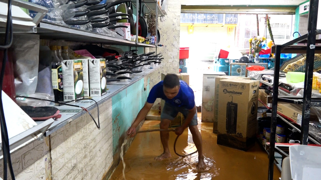Người dân ở thị trấn Vinh Quang, huyện Hoàng Su Phì dọn dẹp sau mưa lũ - Ảnh: Truyền thông Hoàng Su Phì