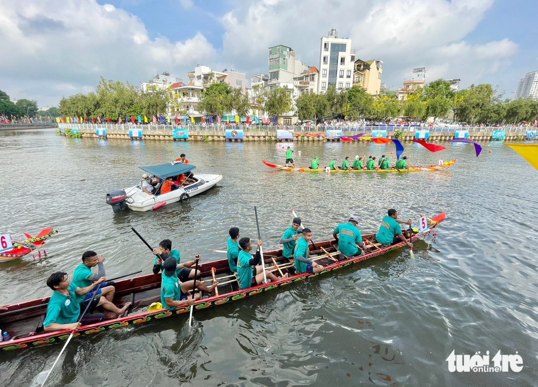 Sự kiện đua ghe ngo trên kênh Nhiêu Lộc - Thị Nghè tại quận 3 đã thu hút nhiều người dân đến chiêm ngưỡng - Ảnh: LÊ PHAN