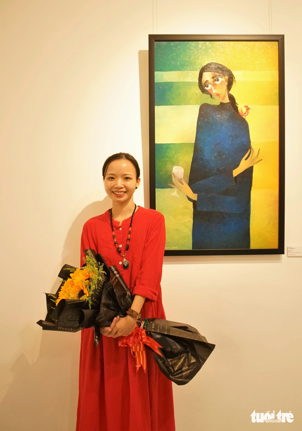 Họa sĩ trẻ Hồng Ngọc bên tác phẩm "Lẻ loi" tại triển lãm "Những nỗi buồn đẹp" - Ảnh: HUỲNH VY