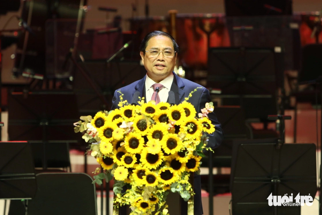 Thủ tướng Phạm Minh Chính đánh giá cao sự hòa quyện giữa tính truyền thống và hiện đại, lại nhân văn trong thiết kế của Nhà hát Hồ Gươm - Ảnh: DANH KHANG