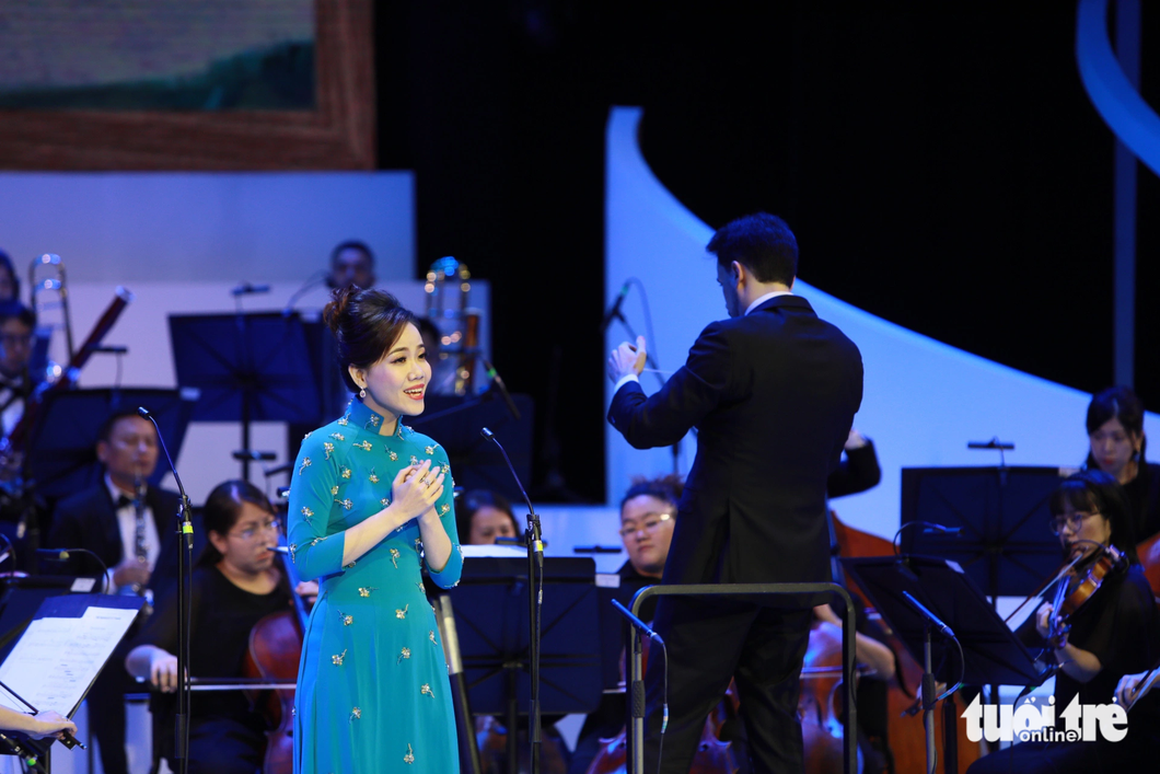 Ca sĩ Khánh Ngọc biểu diễn ca khúc Người Hà Nội c cùng dàn nhạc giao hưởng Mặt trời - Ảnh: DANH KHANG