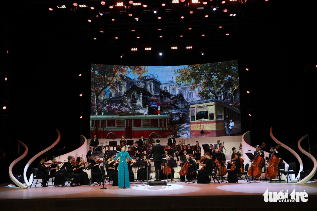 Sân khấu phòng hòa nhạc lớn của Nhà hát Hồ Gươm được thiết kế đẹp - Ảnh: DANH KHANG