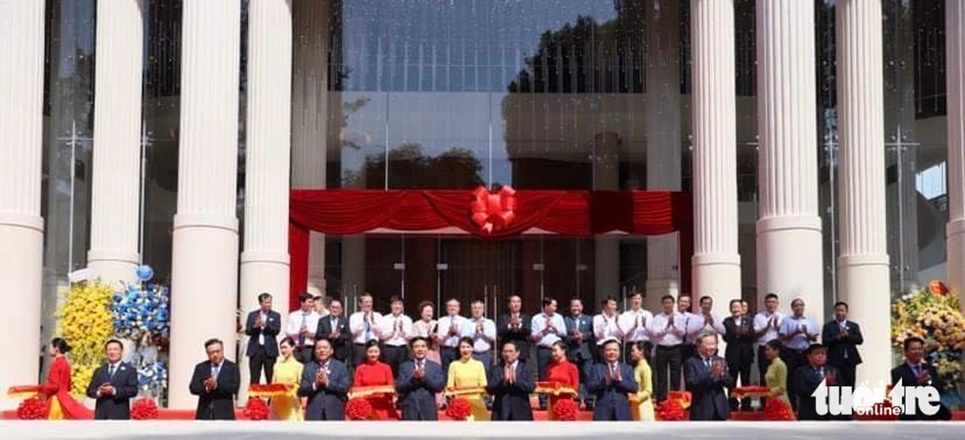 Thủ tướng Phạm Minh Chính cùng các lãnh đạo cắt băng khánh thành nhà hát Hồ Gươm - DANH KHANG