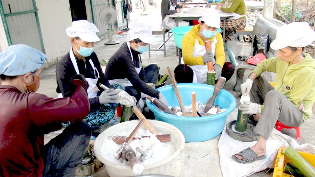 Công nhân tinh chế thủ công muối hầm trong các ống tre