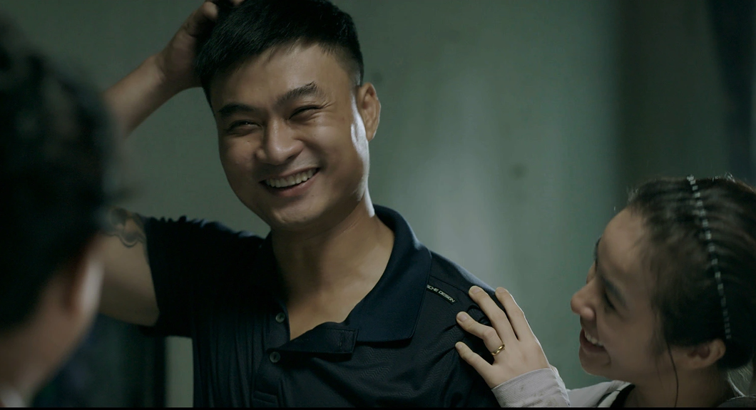 Diễn viên Duy Hưng (trái) vào vai Hiếu - nhân vật gây chú ý trong Làng trong phố - Ảnh: ĐPCC