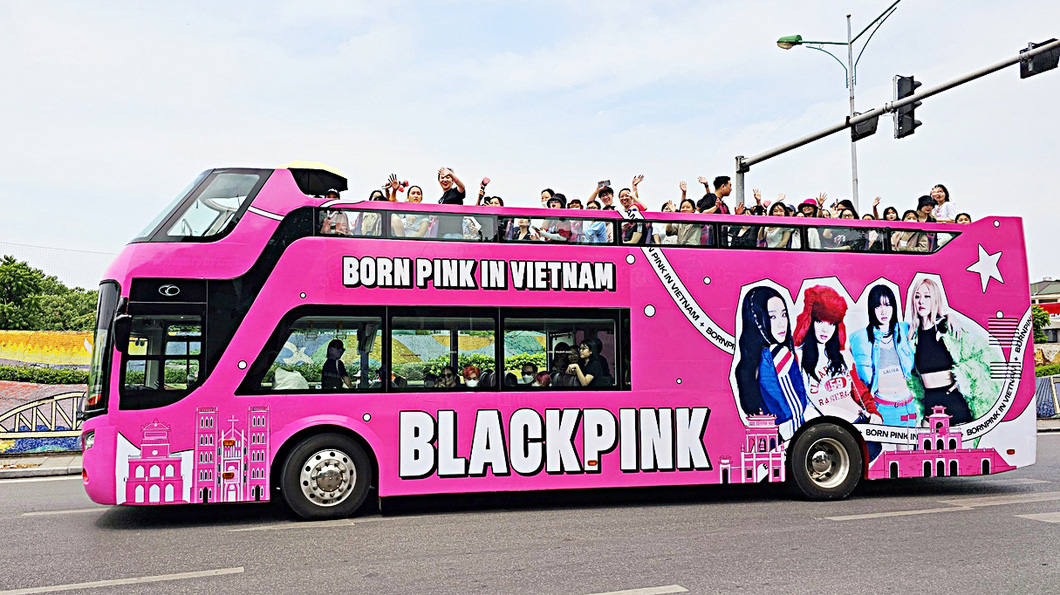 Xe buýt BlackPink do người hâm mộ bỏ tiền thuê, đi qua “con đường gốm sứ” ở Hà Nội - Ảnh: UniqueOOH