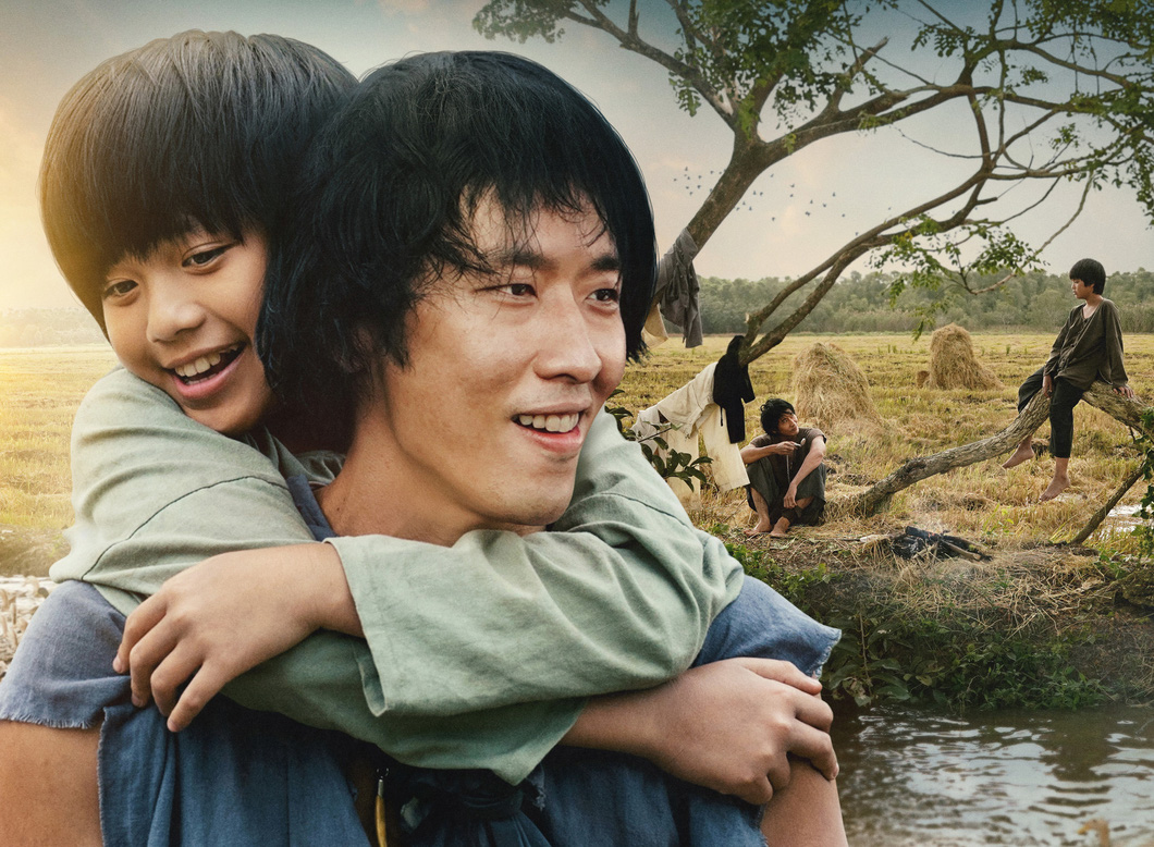 Tuấn Trần và bé Hạo Khang trong phim Đất rừng phương Nam - Ảnh: ĐPCC