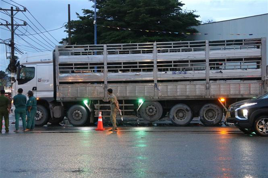 Hiện trường vụ tai nạn ngày 29-7 tại tỉnh Bình Dương giữa xe tải và và xe máy - Ảnh: TTXVN