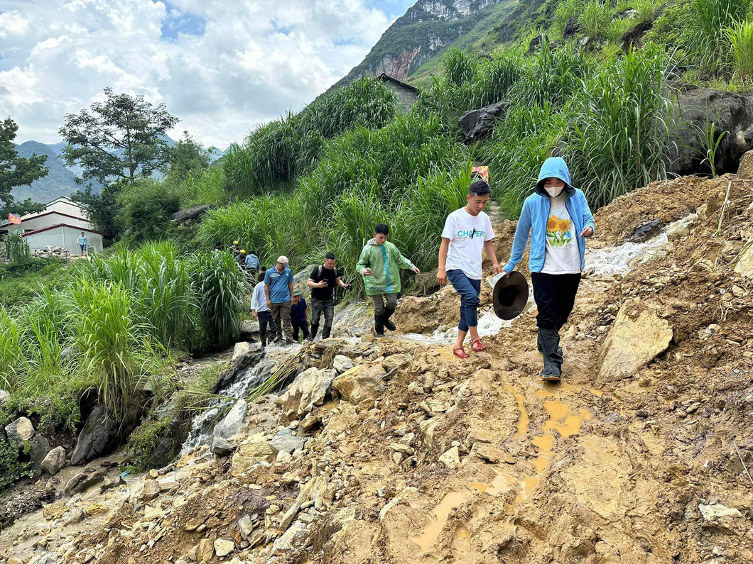 The road to Xiao Ho School has become more difficult due to heavy rains over the past day, which has left many roads broken - Photo: Team Viet Phi