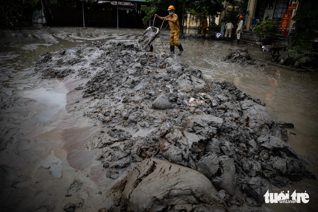 Sân trụ sở Công an xã Tả Phời cũng ngập trong bùn thải