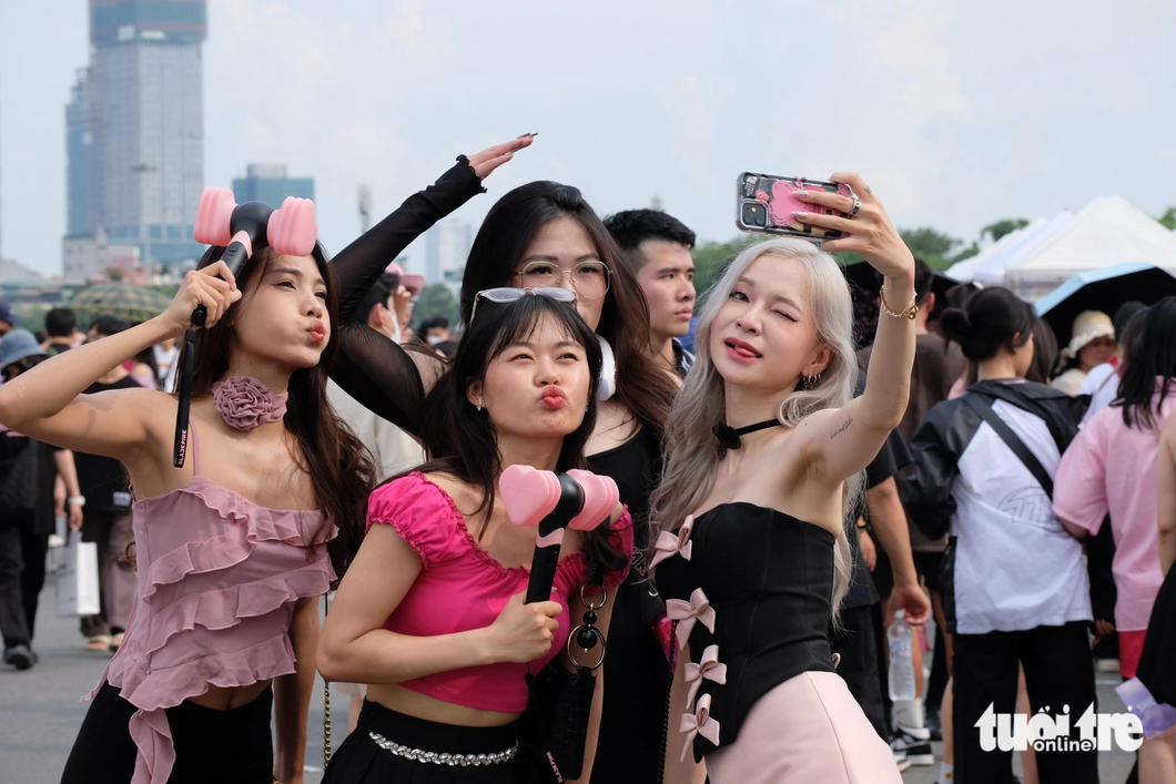 Giám đốc dự án Born Pink tại Hà Nội hết lời khen ngợi V-Blink - Ảnh: NGUYÊN BẢO