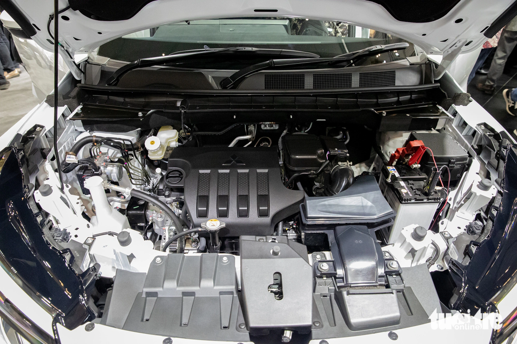 Detailed photo of Mitsubishi Xforce: 'Fighting' HR-V with sporty colors, tremendous technology - photo 16. The car uses a 1.5L MIVEC engine, 4 cylinders, producing 105 horsepower at 6,000 v/min and 141 Nm of torque at 4,000 v/min, combined with a CVT automatic transmission and transmission system. Front axle. The same AYC technology on the Expander Cross helps the car corner more strongly by automatically adjusting understeer and overdrive. In addition, the car also has 4 driving modes, including normal road, slippery road, gravel road, muddy road, which are optimized to operate the vehicle on the respective surfaces.
