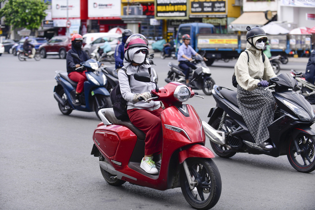 People are addicted to street electric motorbikes - Photo: Q.DINH