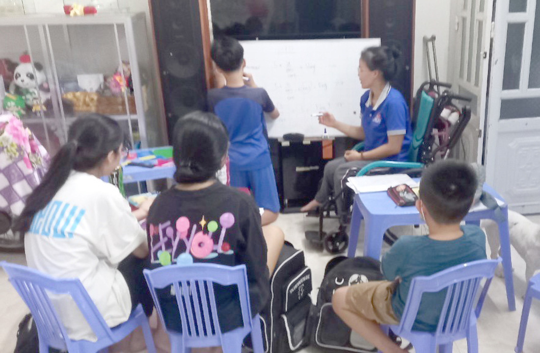Lớp học miễn phí của chị Nguyễn Thị Sari tại xã Phước Đông (huyện Cần Đước, tỉnh Long An) - Ảnh: NVCC
