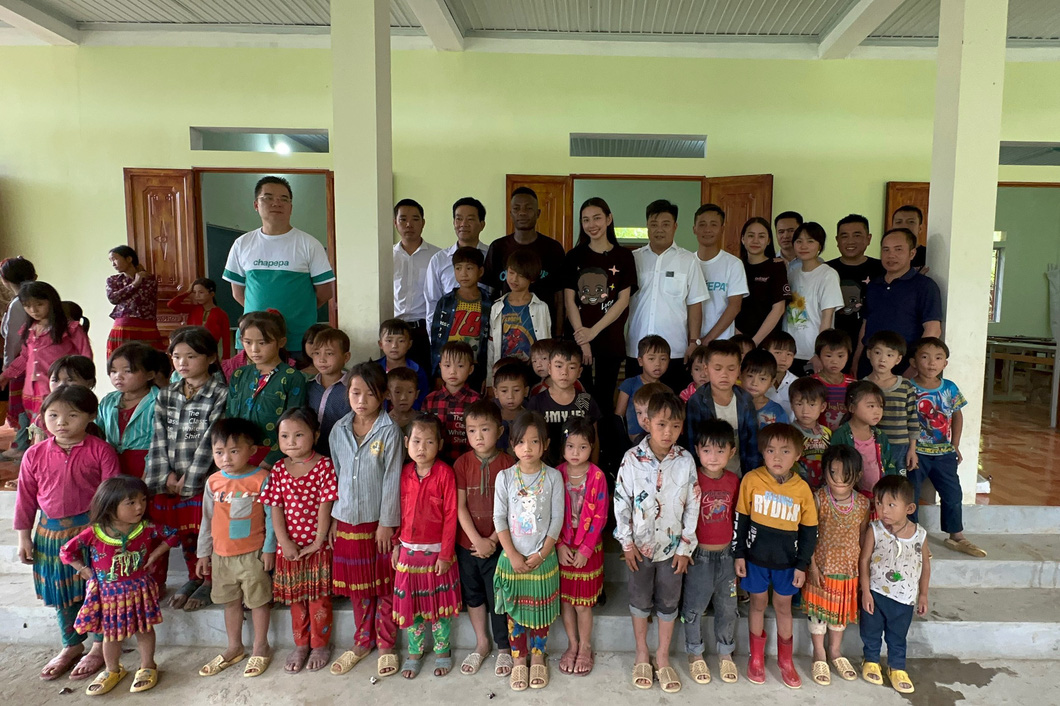 Children at the Xiao Ho school site in front of the new classroom - Photo: Team Viet PHI