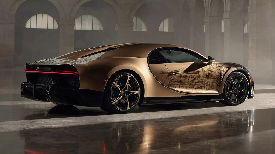 The Bugatti Chiron has a 'gold-plated' version with a special expensive tattoo - photo 6.
