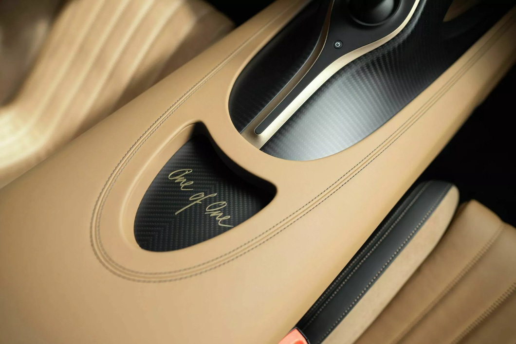 The Bugatti Chiron has a 'gold-plated' version with a special expensive tattoo - photo 13.
