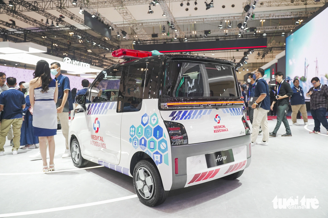 This special edition Wuling Air EV proves that nothing is impossible.  To make it an ambulance, some significant modifications have been made to the Wuling Air EV - Photo: CANH HUNG