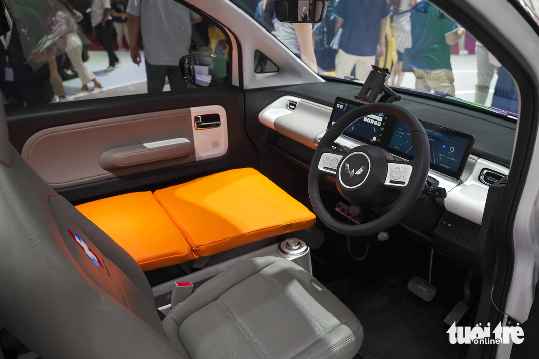 Wooling turns a mini electric car into an 'ambulance': the chair turns into a bed, the rear trunk becomes a medical locker - photo 6. The biggest question from the online community is that patients can only sit when it is difficult to lie down in the small car. However, the extra seat on the Wuling Air EV has now been folded into the rear seat to form a hospital bed - photo: Can Hung