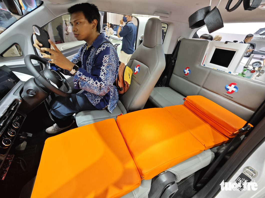 Wooling turns a mini electric car into an 'ambulance': the chair turns into a bed, the rear trunk becomes a medical cupboard - photo 7.